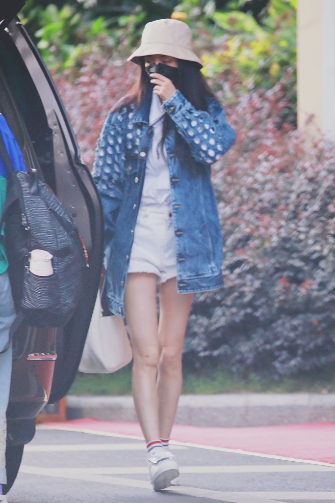 杨幂赶早班机口罩遮素颜睡眼惺忪 牛仔热裤秀美腿又长又直