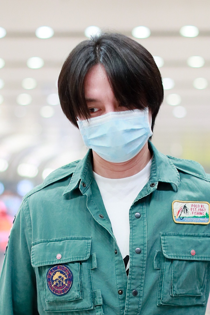 尹正穿工装外套提老花包 困到躺沙发待机