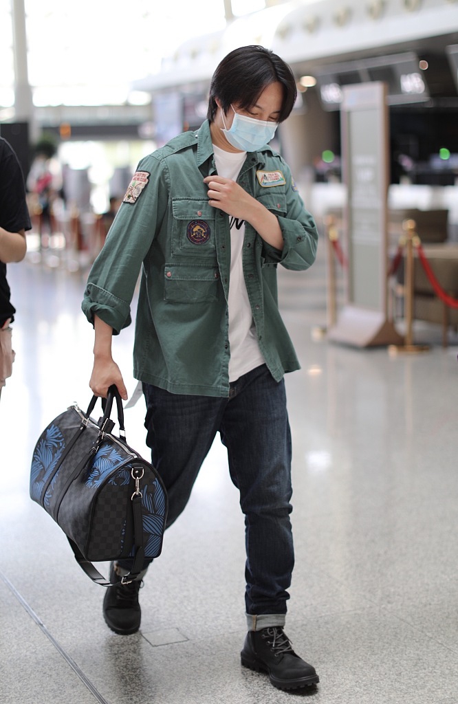 尹正穿工装外套提老花包 困到躺沙发待机