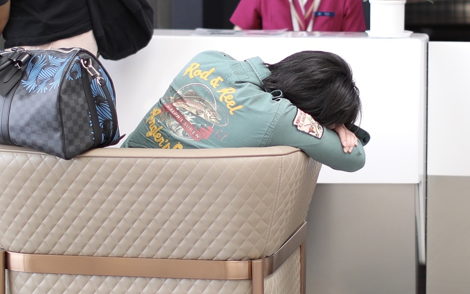 尹正穿工装外套提老花包 困到躺沙发待机