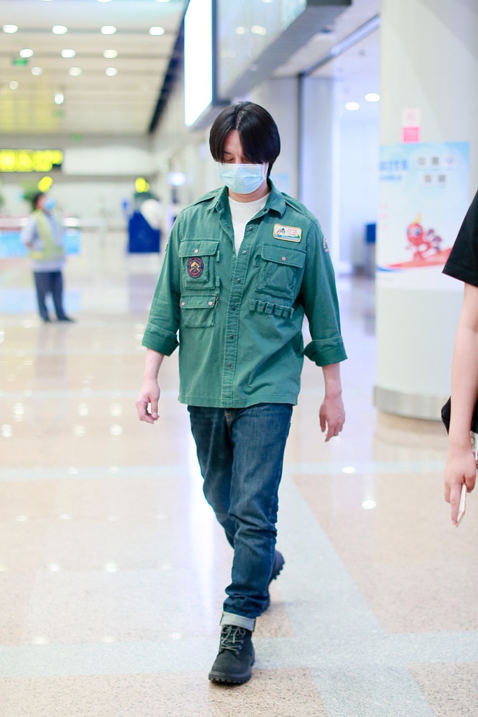 尹正穿工装外套提老花包 困到躺沙发待机