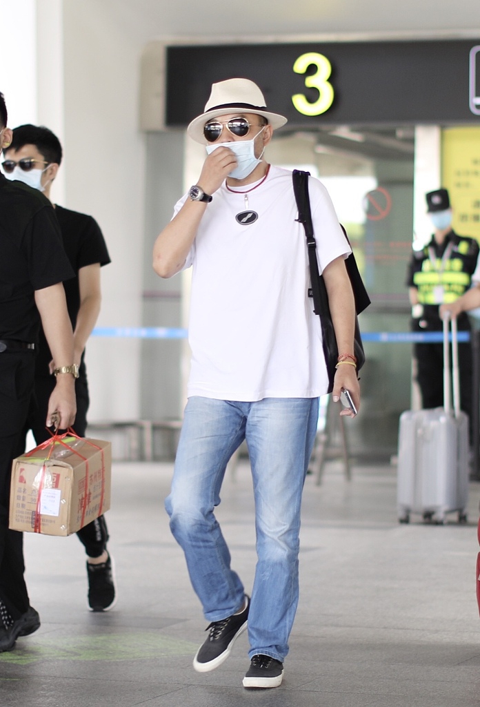 汪涵穿白T搭牛仔裤装扮休闲 一路疾走赶时间