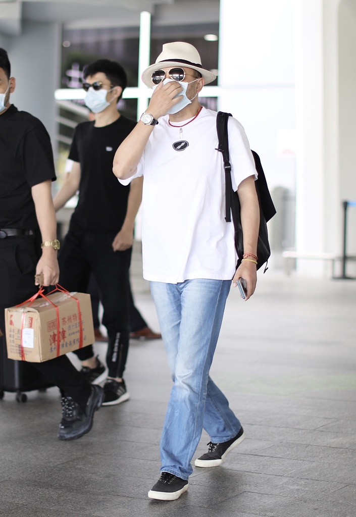 汪涵穿白T搭牛仔裤装扮休闲 一路疾走赶时间