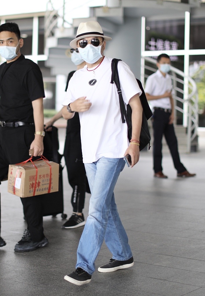 汪涵穿白T搭牛仔裤装扮休闲 一路疾走赶时间