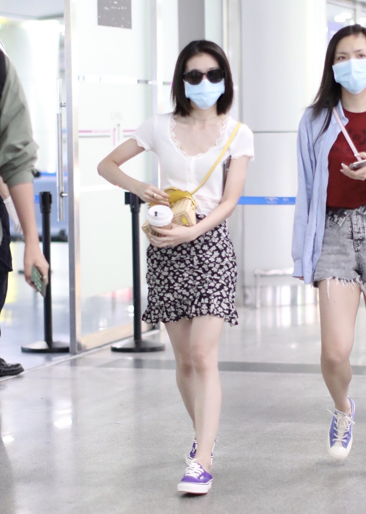 张雪迎穿白色上衣搭短裙现身机场 一路捣鼓竹篮包超吸睛