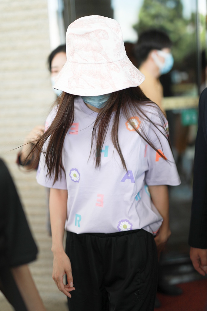 baby穿香芋色字母T恤夏日风满满 戴渔夫帽巧遮小脸