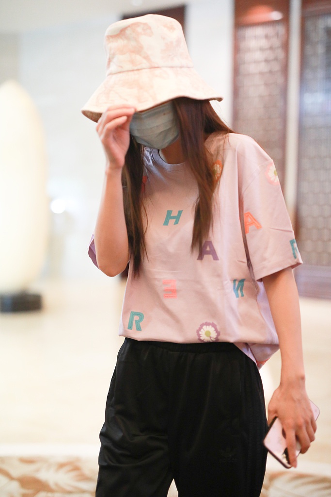 baby穿香芋色字母T恤夏日风满满 戴渔夫帽巧遮小脸