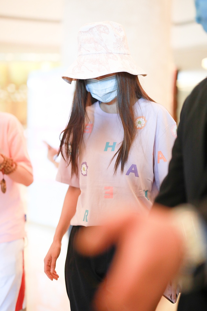 baby穿香芋色字母T恤夏日风满满 戴渔夫帽巧遮小脸