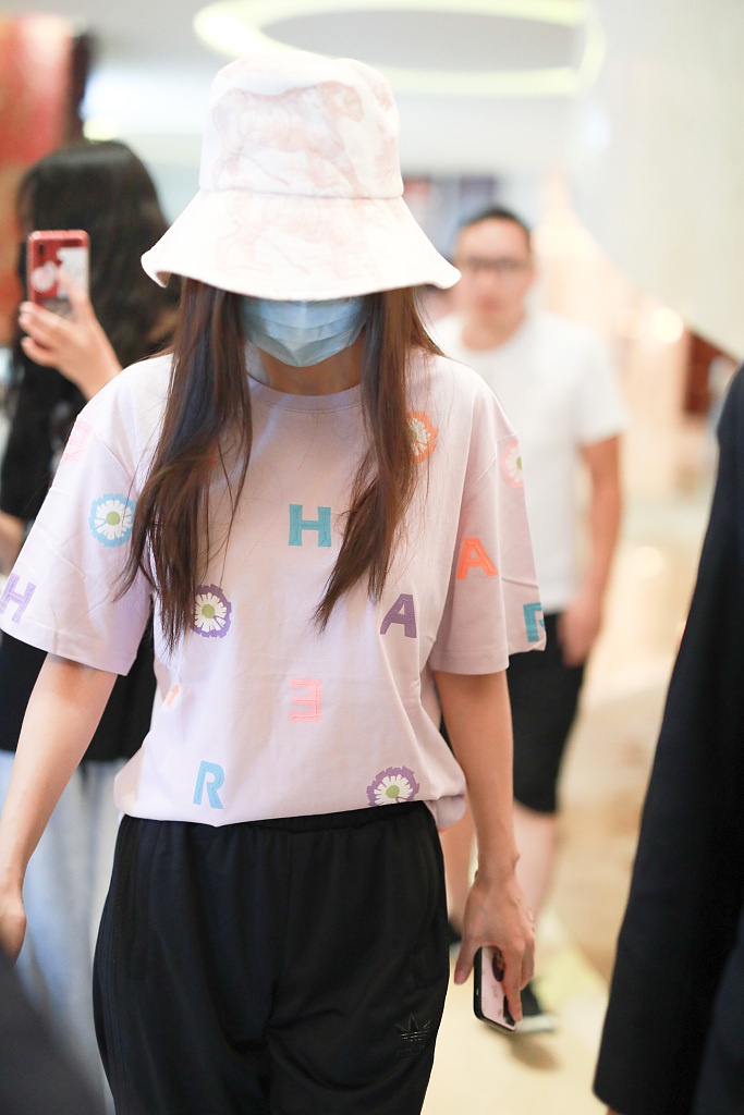 baby穿香芋色字母T恤夏日风满满 戴渔夫帽巧遮小脸