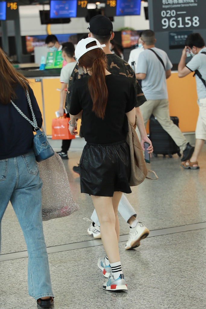 吴昕穿T恤搭热裤美腿抢镜 外搭小西服防晒做得足