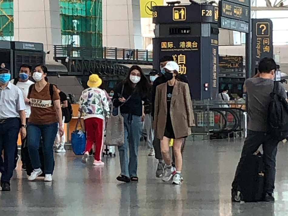 吴昕穿T恤搭热裤美腿抢镜 外搭小西服防晒做得足