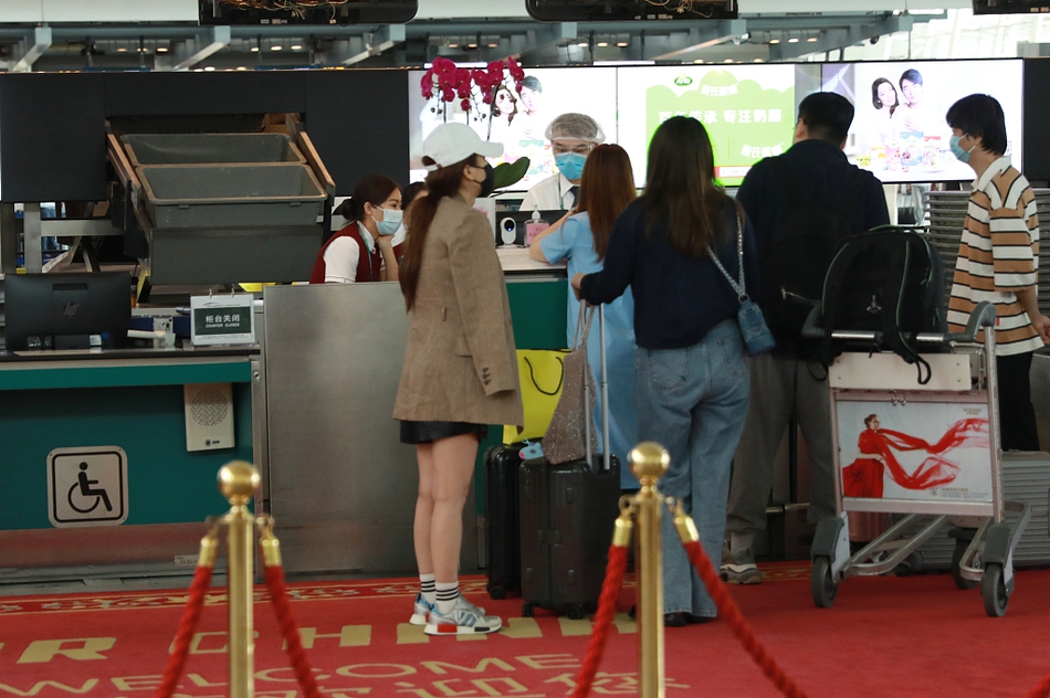 吴昕穿T恤搭热裤美腿抢镜 外搭小西服防晒做得足