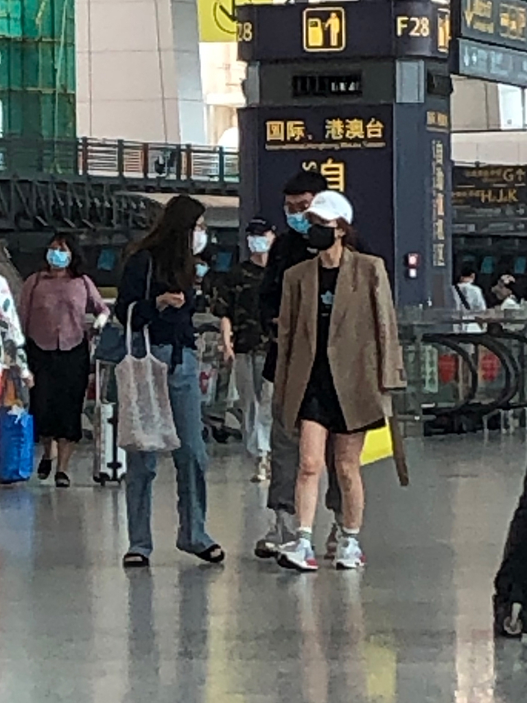 吴昕穿T恤搭热裤美腿抢镜 外搭小西服防晒做得足