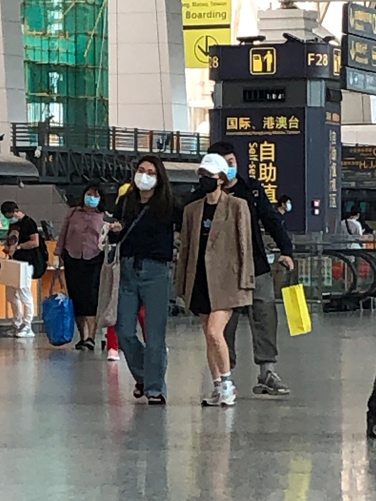 吴昕穿T恤搭热裤美腿抢镜 外搭小西服防晒做得足