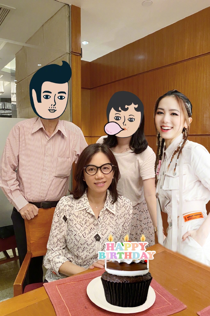 邓紫棋P合影为妈妈庆生 妈妈优雅年轻二人好似姐妹