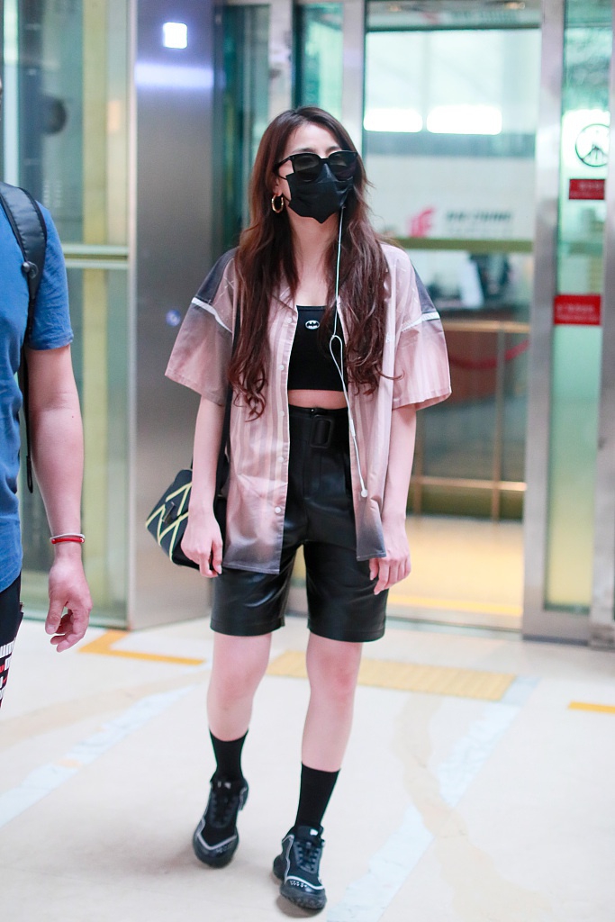 金子涵穿短上衣秀蛮腰 配皮短裤造型又飒又美