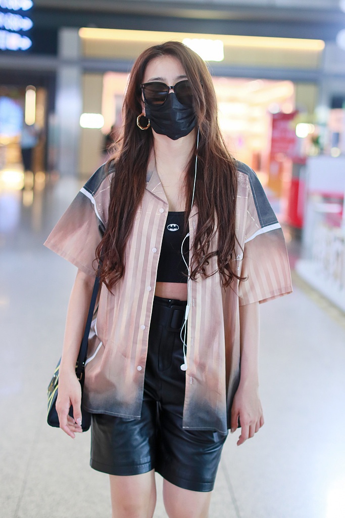 金子涵穿短上衣秀蛮腰 配皮短裤造型又飒又美