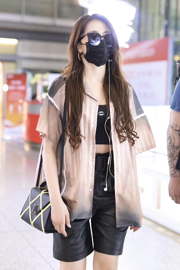 金子涵穿短上衣秀蛮腰 配皮短裤造型又飒又美