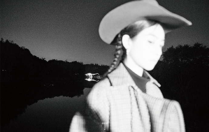 宋茜最新写真玩转反季时尚 英伦风穿搭复古优雅