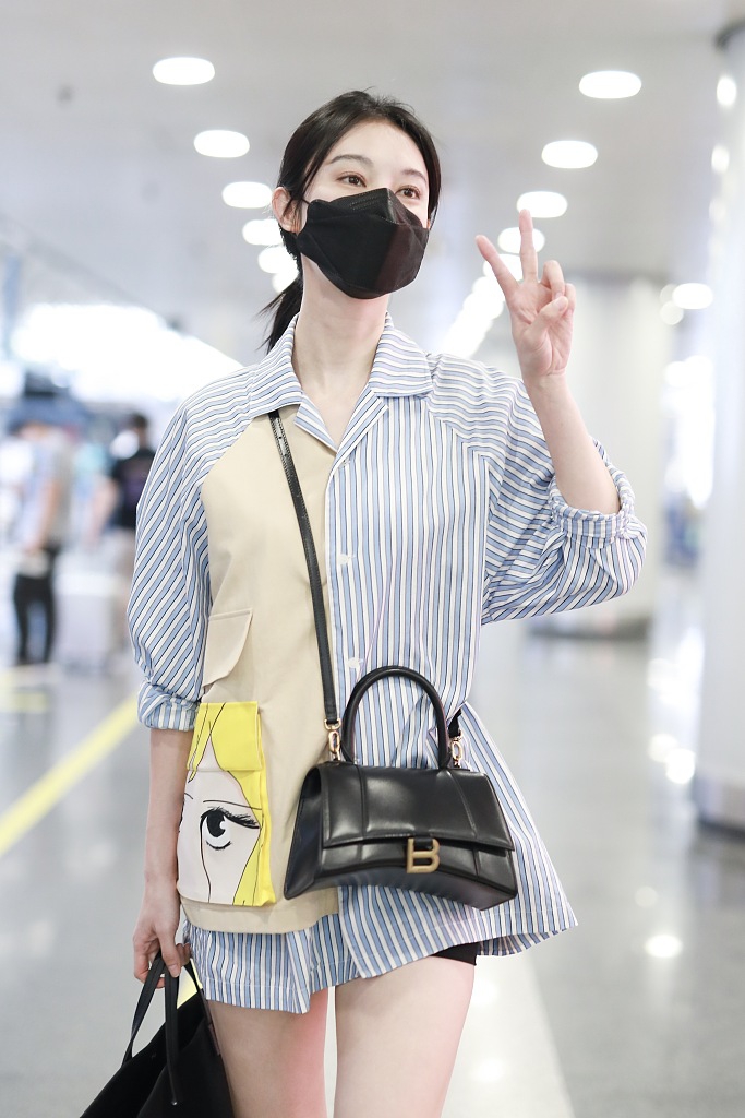 张俪穿拼接衬衫搭热裤秀美腿 比耶挥手眼神温柔