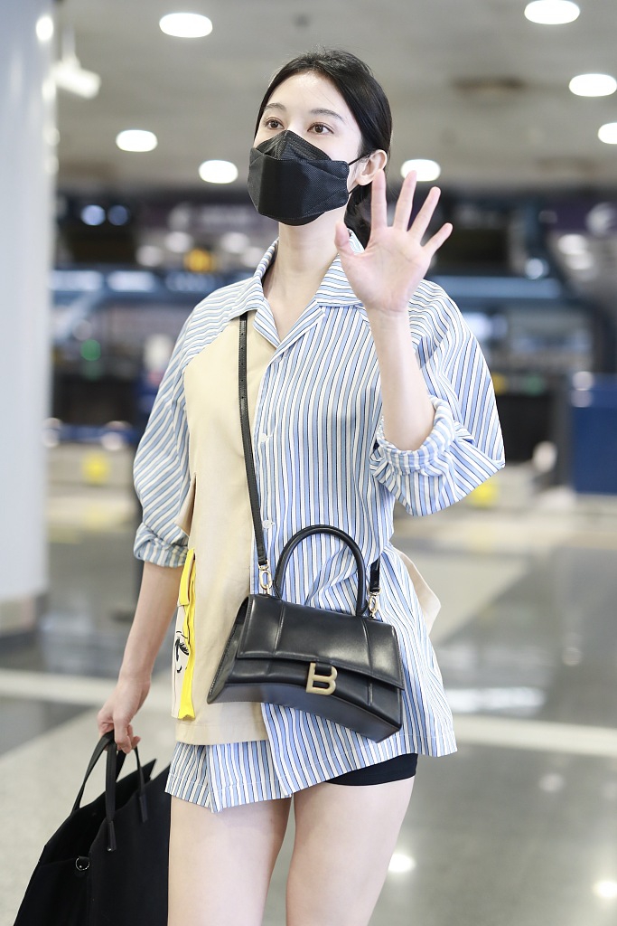 张俪穿拼接衬衫搭热裤秀美腿 比耶挥手眼神温柔