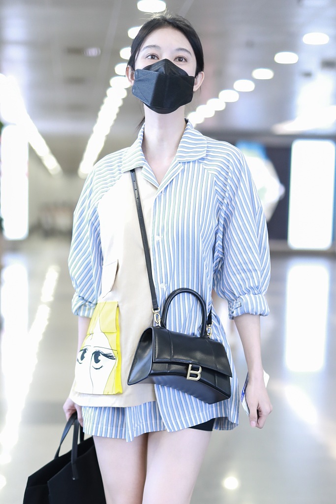 张俪穿拼接衬衫搭热裤秀美腿 比耶挥手眼神温柔