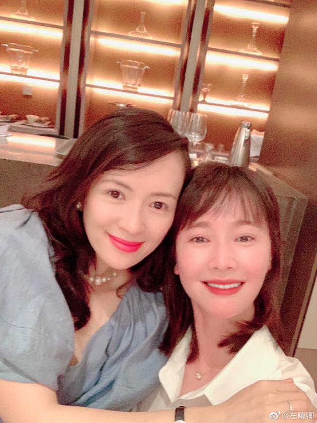 左小青晒与章子怡合影 两人头靠头对镜微笑显亲密