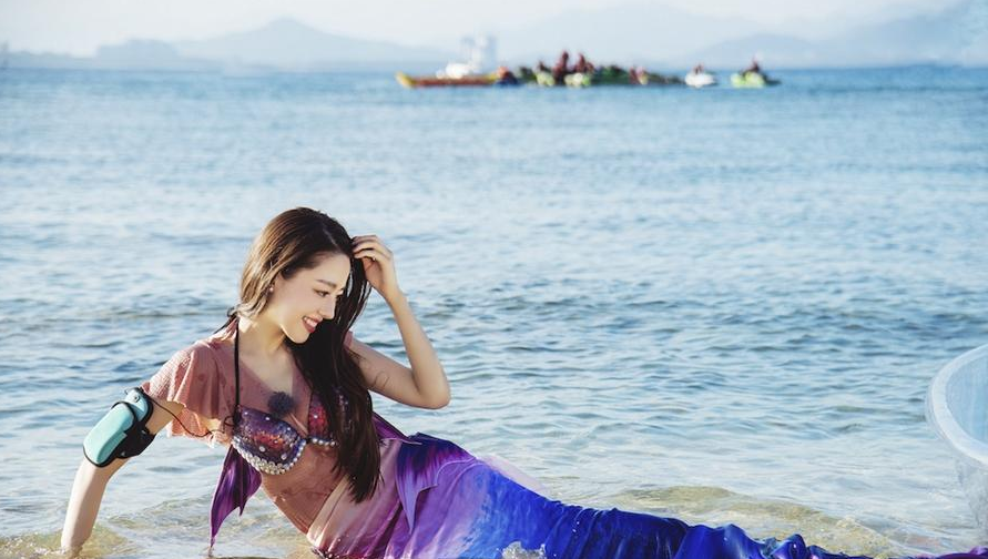 《妻子4》吉娜美人鱼泳装出镜 娇艳红唇皮肤白皙