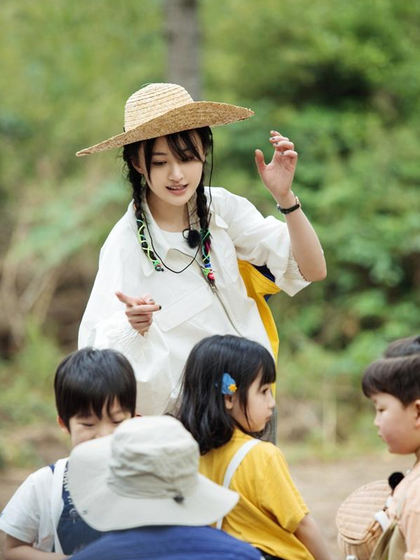 《奇妙小森林》郑爽照顾萌娃 彩绳编发少女感足