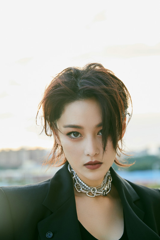 张馨予化身攻气女王挑战“野蛮游戏”