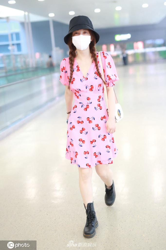 吴昕穿嫩粉色印花裙超减龄 女团风打扮少女感十足