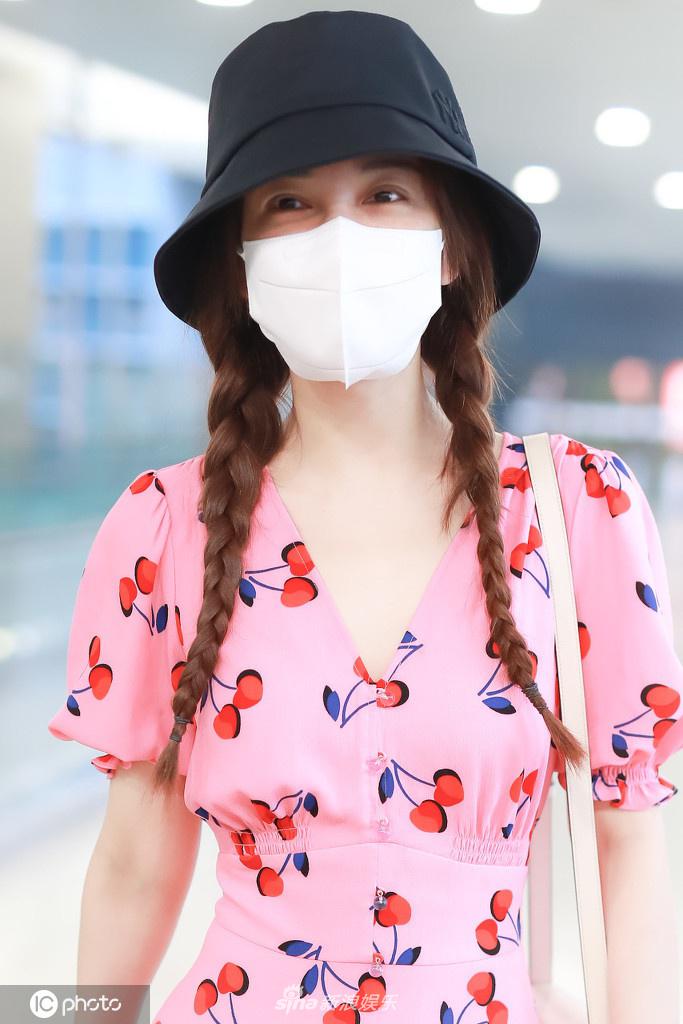 吴昕穿嫩粉色印花裙超减龄 女团风打扮少女感十足