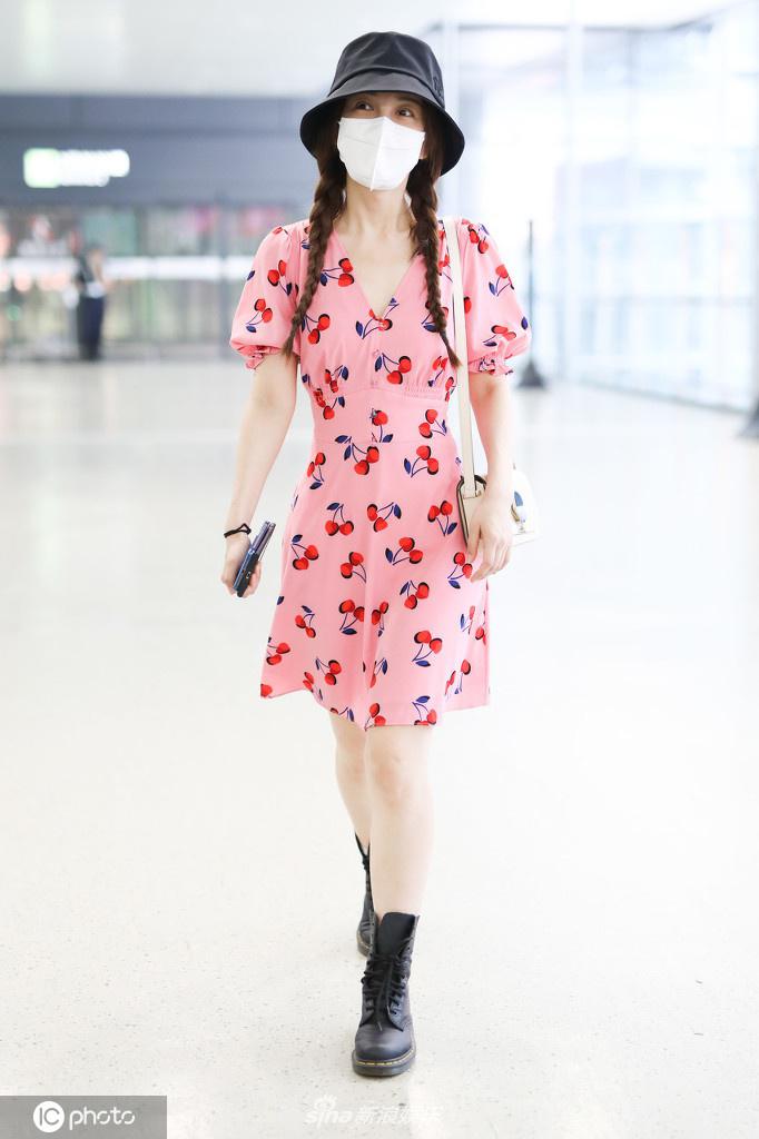 吴昕穿嫩粉色印花裙超减龄 女团风打扮少女感十足