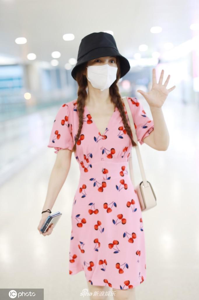 吴昕穿嫩粉色印花裙超减龄 女团风打扮少女感十足
