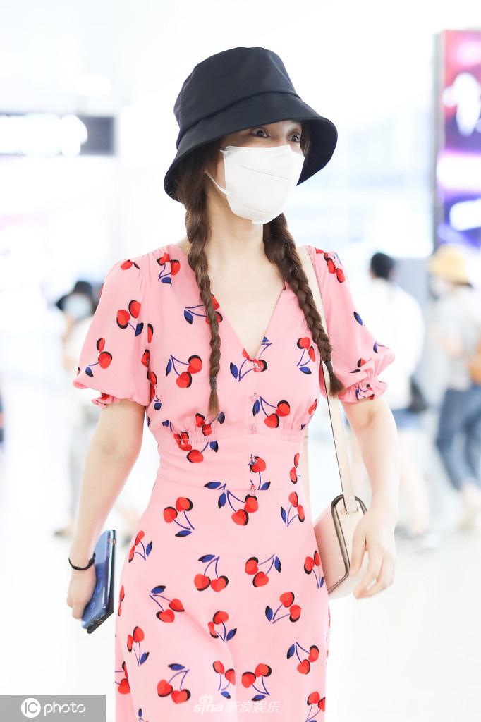 吴昕穿嫩粉色印花裙超减龄 女团风打扮少女感十足