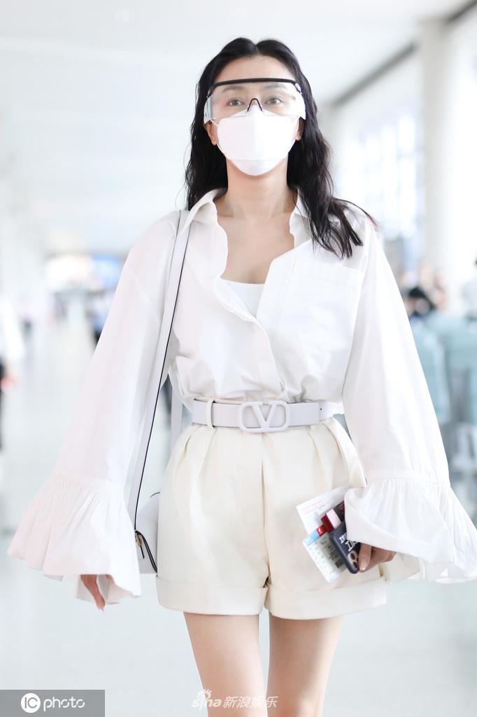 秦岚戴护目镜帅气现身机场 一身白色素雅OL范儿