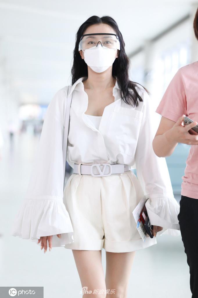 秦岚戴护目镜帅气现身机场 一身白色素雅OL范儿