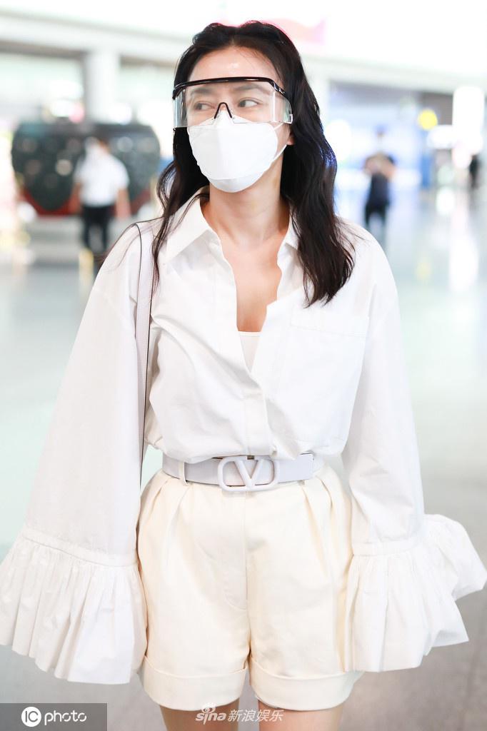 秦岚戴护目镜帅气现身机场 一身白色素雅OL范儿