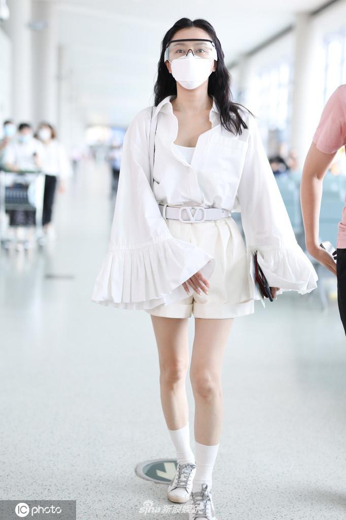 秦岚戴护目镜帅气现身机场 一身白色素雅OL范儿