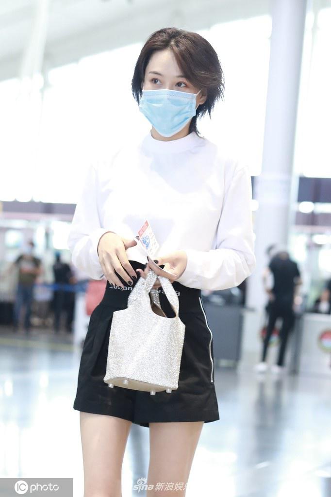 张馨予穿黑衣白裤御姐范儿 短发造型干练满分