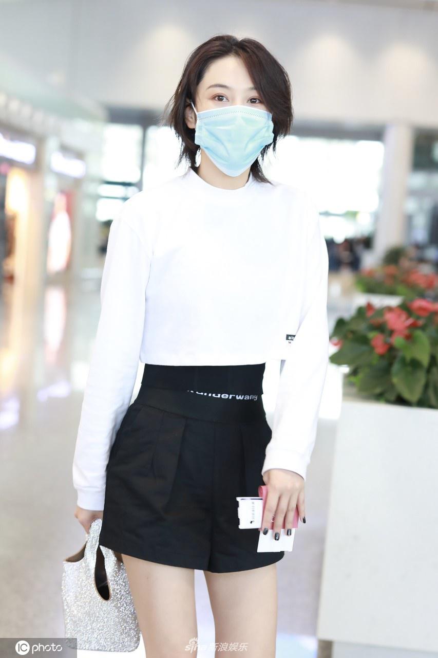 张馨予穿黑衣白裤御姐范儿 短发造型干练满分