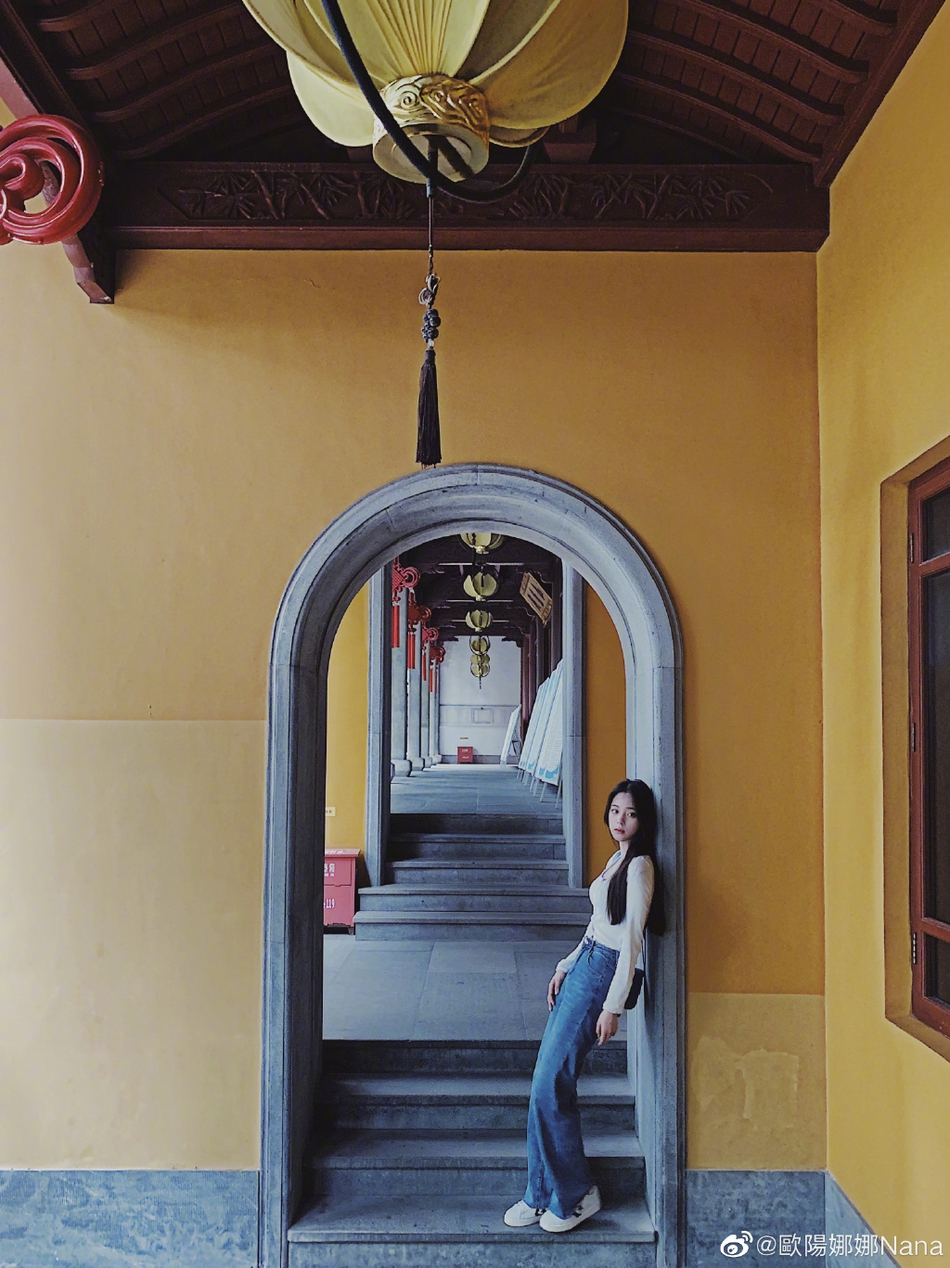 欧阳娜娜一身简约装扮漫步庭院 捕捉自然美景显文艺知性