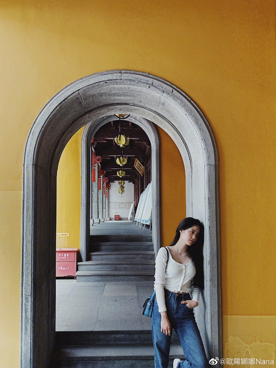 欧阳娜娜一身简约装扮漫步庭院 捕捉自然美景显文艺知性