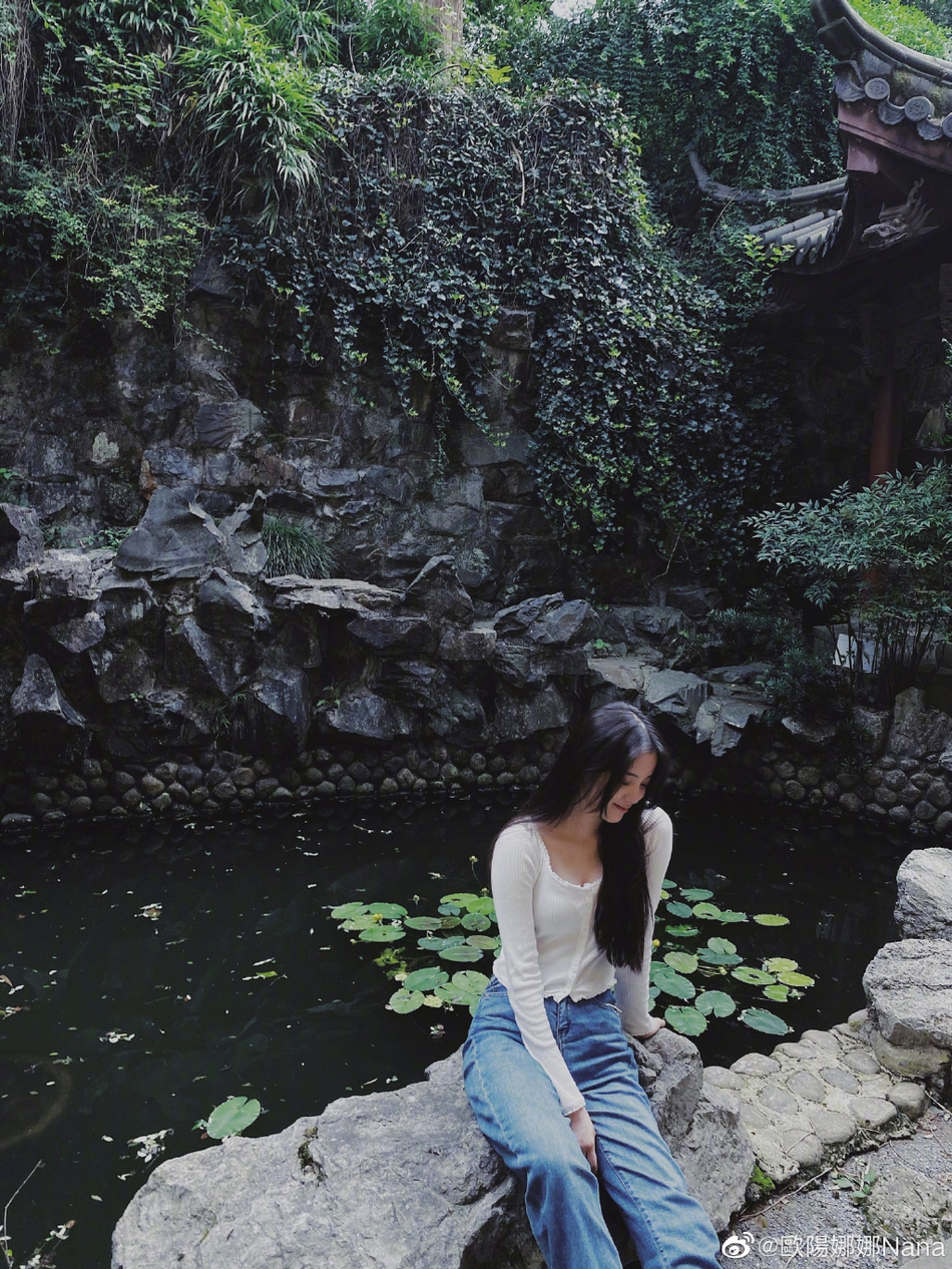 欧阳娜娜一身简约装扮漫步庭院 捕捉自然美景显文艺知性