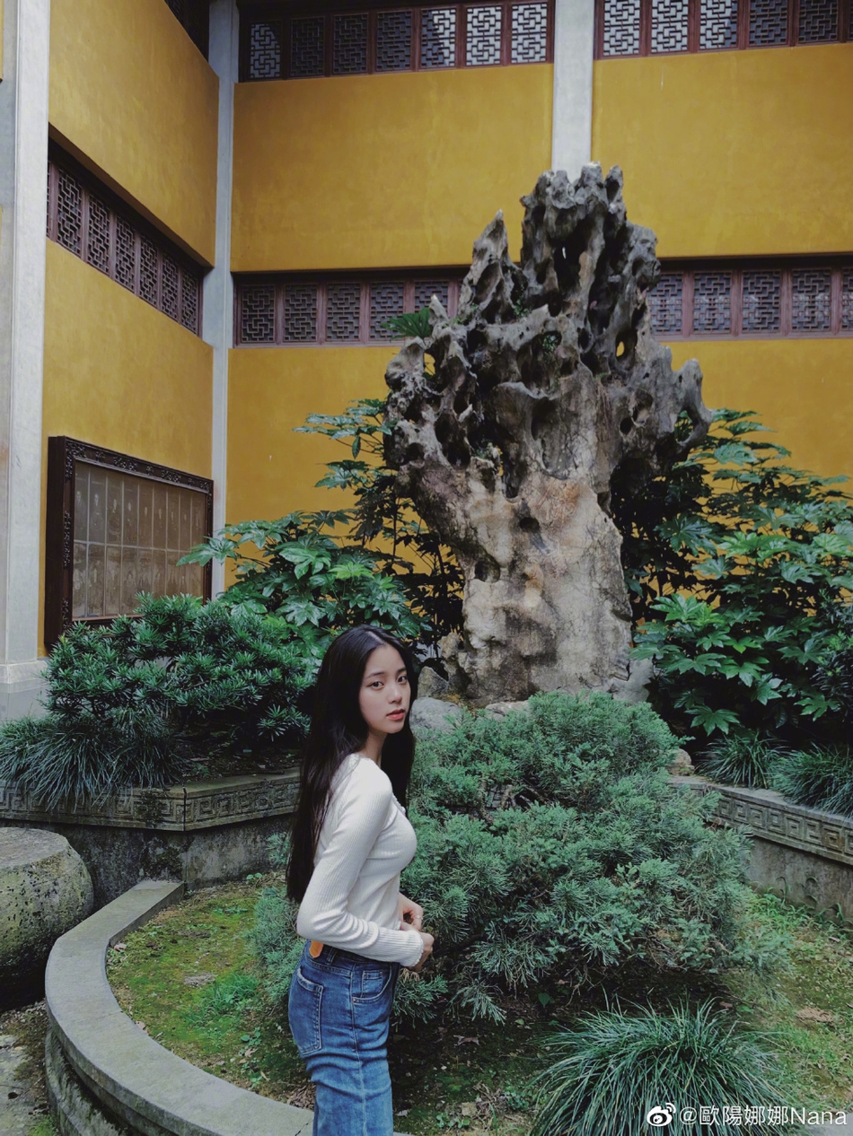 欧阳娜娜一身简约装扮漫步庭院 捕捉自然美景显文艺知性