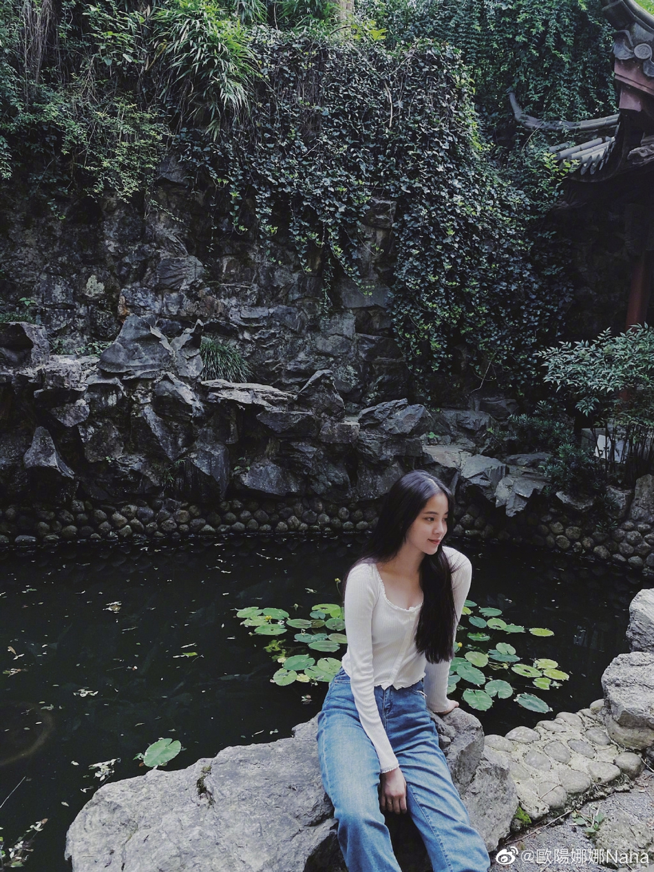 欧阳娜娜一身简约装扮漫步庭院 捕捉自然美景显文艺知性