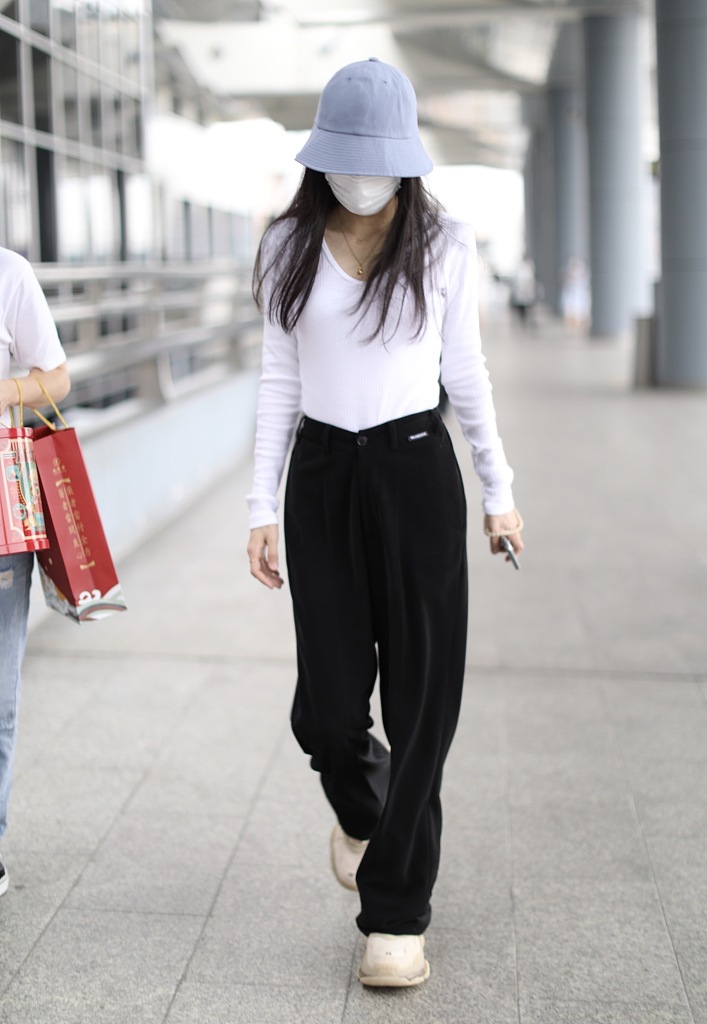 张碧晨穿黑白简装大秀好身材 戴浅蓝渔夫帽清爽大方