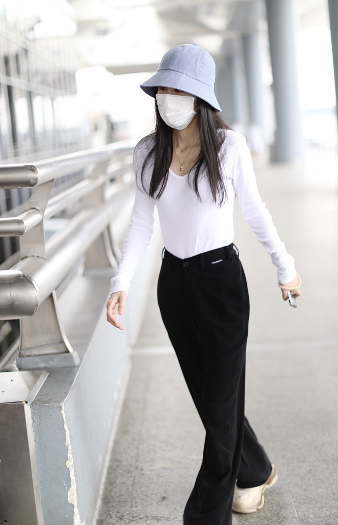 张碧晨穿黑白简装大秀好身材 戴浅蓝渔夫帽清爽大方