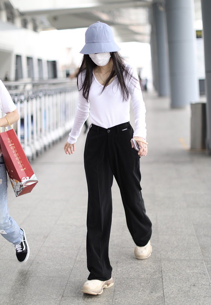 张碧晨穿黑白简装大秀好身材 戴浅蓝渔夫帽清爽大方