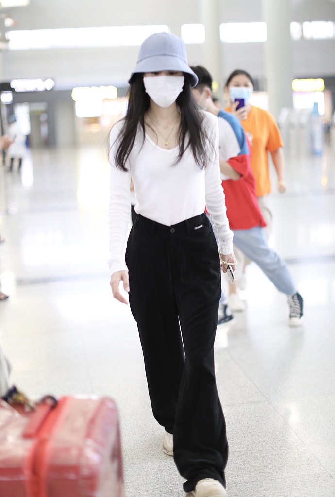 张碧晨穿黑白简装大秀好身材 戴浅蓝渔夫帽清爽大方